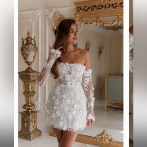 ROSIEETIENNE
ISABELLE brand new!! Never worn size 2